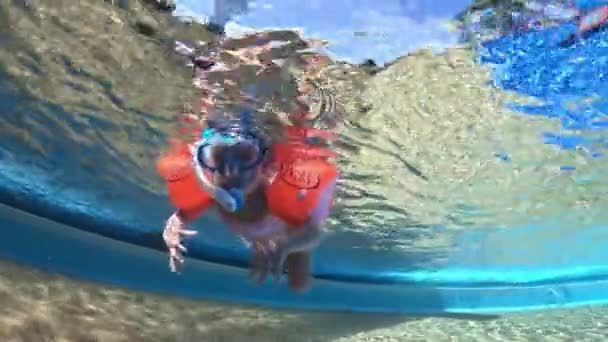 Niña Pequeña Una Máscara Con Aletas Snorkel Aprendiendo Nadar Piscina — Vídeo de stock