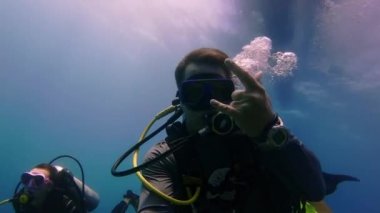 Dalgıç adası apo philippines okyanus mercan resifi pembe maskeli kız alt derinlik baloncukları güneş kaplumbağa balığı Filipinler Kaplumbağa Kız Derinliği 'ne dalıyor. Yüksek kalite 4k görüntü