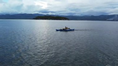 Bais Filipinler 'in beyaz kumları tropikal dağ adaları arasında gelgit oluşturur mavi okyanus tekneleri dağlar bulutlar