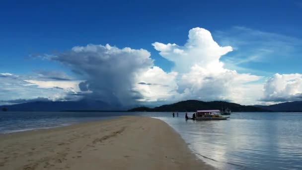 Bais Filippinerna Vit Sand Spotta Lågt Tidvatten Mellan Tropiska Bergsöar — Stockvideo