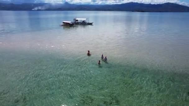Shoal Areia Branca Cuspir Trigêmeos Irmãs Com Mãe Brincando Água — Vídeo de Stock