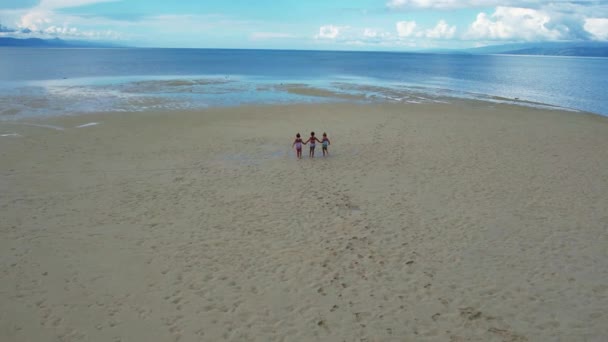 Tři Sestry Trojčata Dvojčata Běhají Bílém Písku Drží Ruce Písku — Stock video