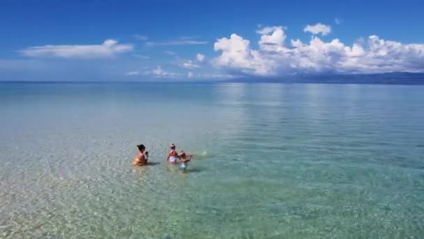 Shoal White Sand Spit Triplets Sisters Mom Playing Blue Water — Stock Video