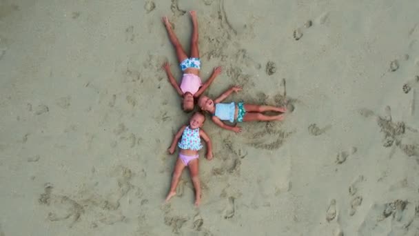 Tres Hermanas Tumbadas Boca Arriba Mirando Cielo Niñas Años Trillizos — Vídeos de Stock
