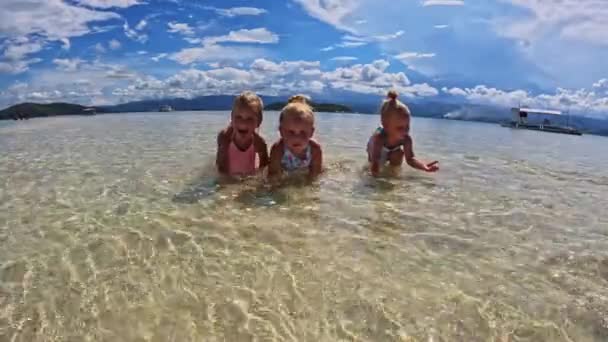 Drie Kleine Meisjes Jaar Oud Rennen Spelen Badpak Een Zandspeeksel — Stockvideo