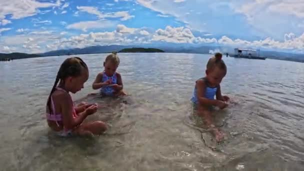 Три Маленькие Девочки Лет Бегают Играют Купальнике Песчаной Косе Океане — стоковое видео