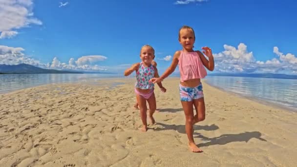 Три Маленькие Девочки Лет Бегают Играют Купальнике Песчаной Косе Океане — стоковое видео