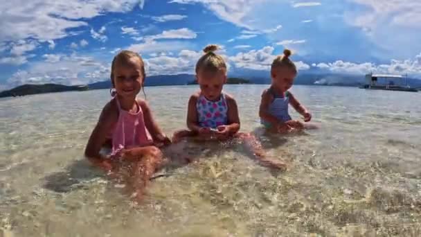 Três Meninas Anos Correndo Brincando Maiô Uma Areia Cuspir Oceano — Vídeo de Stock