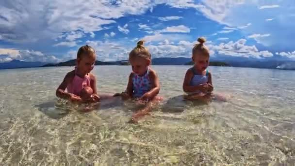 Três Meninas Anos Correndo Brincando Maiô Uma Areia Cuspir Oceano — Vídeo de Stock