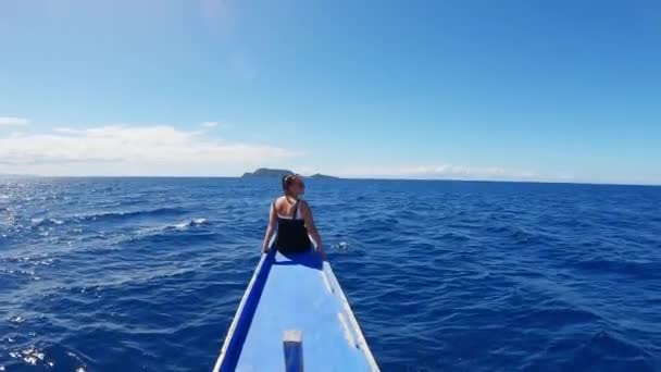 熱帯海洋を航行する船の船首に座っている女性男は船の船首に座っている 高品質4K映像 — ストック動画