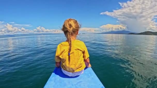 Menina Sentada Proa Navio Que Navega Oceano Tropical Homem Senta — Vídeo de Stock