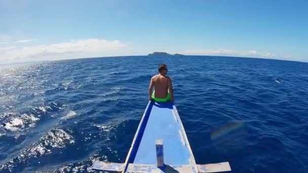 Homem Sentado Proa Navio Que Navega Oceano Tropical Homem Senta — Vídeo de Stock