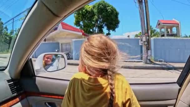 Dziewczyna Wyglądająca Przez Okno Samochodu Wiatr Kołysze Jej Włosy Wysokiej — Wideo stockowe