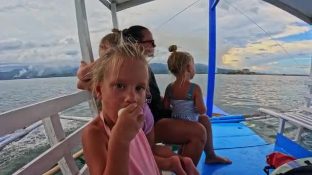 Eine Familie Mit Drillingen Und Schwestern Strand Einer Tropischen Insel — Stockvideo