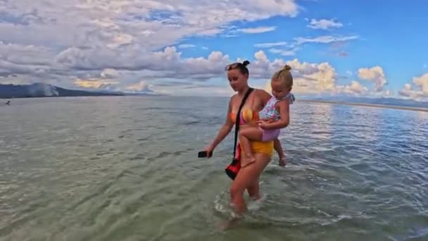 Uma Família Com Trigêmeos Irmãs Praia Uma Ilha Tropical Imagens — Vídeo de Stock