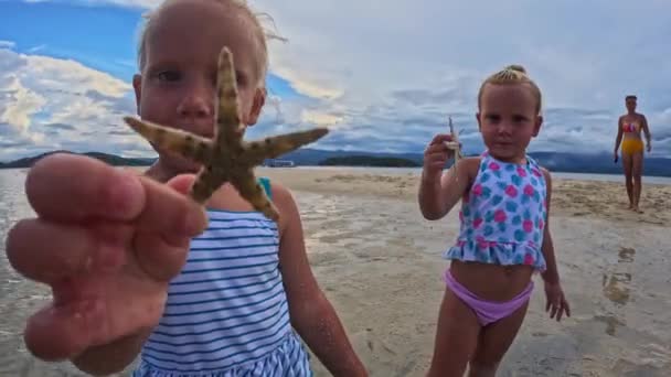 Una Famiglia Con Triplette Sorelle Sulla Spiaggia Isola Tropicale Filmati — Video Stock