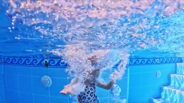 Ein Kleines Mädchen Springt Von Der Seite Den Pool Völlig — Stockvideo