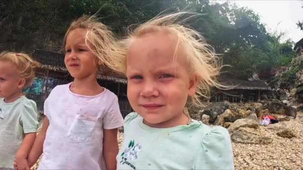 Dziewczynki Siostry Wiatr Rozwija Włosy Patrzą Ocean Stojąc Plaży Siostry — Wideo stockowe