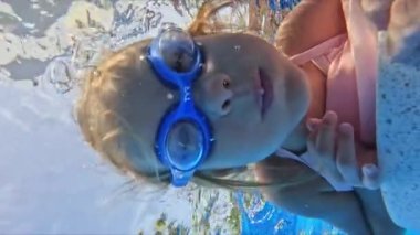 Küçük kız havuzda 4-5 yıl su altında yüzdü. Yüksek kaliteli FullHD görüntüler