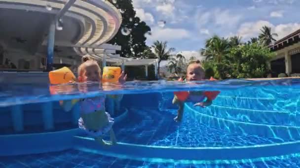 Zwei Kleine Mädchen Schwimmen Mit Einem Schnorchel Einem Pool Hochwertiges — Stockvideo