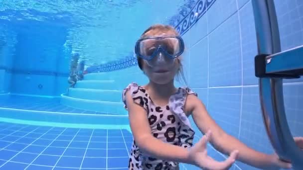 Küçük Kız Havuzda Yıl Altında Yüzdü Yüksek Kaliteli Fullhd Görüntüler — Stok video
