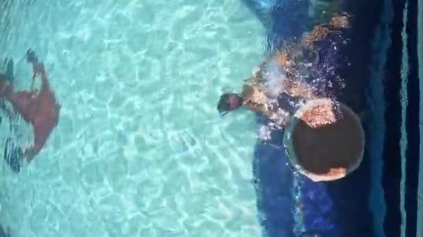 Kleines Mädchen Jahre Schwimmt Unter Wasser Pool Hochwertiges Fullhd Filmmaterial — Stockvideo