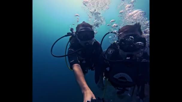 丈夫和妻子潜水 高质量的4K镜头 — 图库视频影像