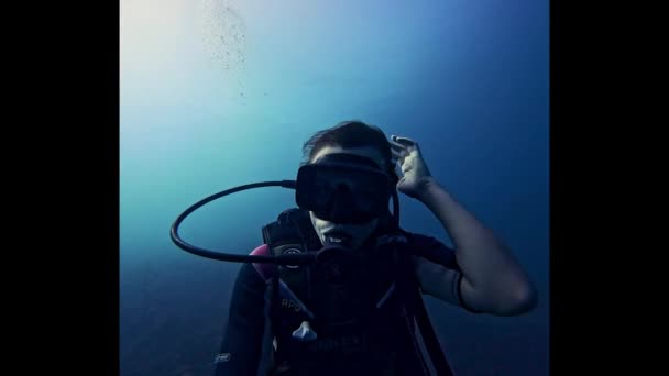 女子潜水自拍粉红面罩高品质4K胶卷 — 图库视频影像