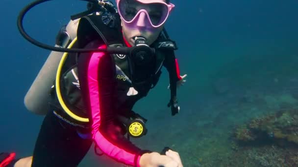 Girl Diving Selfie Stick Pink Mask Kualitas Tinggi Footage — Stok Video