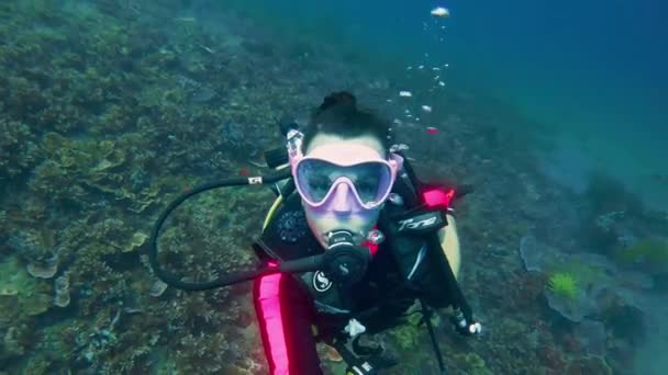 女子潜水自拍粉红面罩高品质4K胶卷 — 图库视频影像
