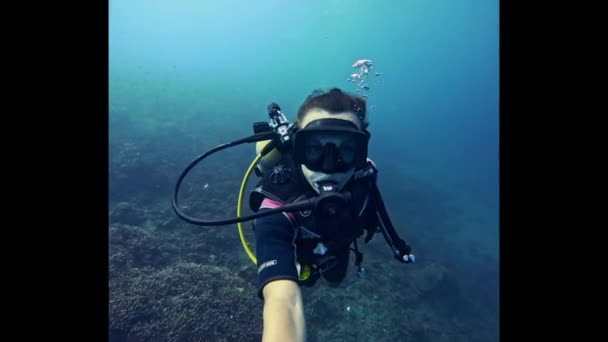 Dívka Potápění Selfie Hůl Růžová Maska Vysoká Kvalita Záběry — Stock video