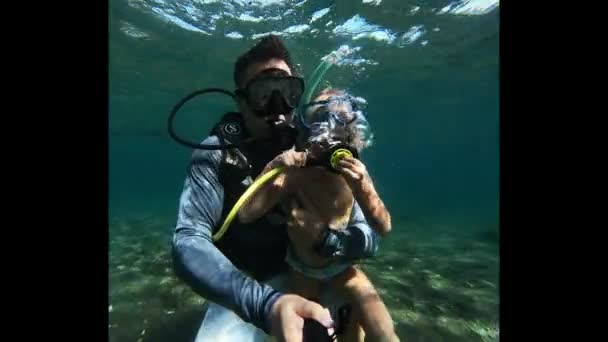 5岁的小女孩第一次带着潜水装备潜水 高质量的4K镜头 — 图库视频影像
