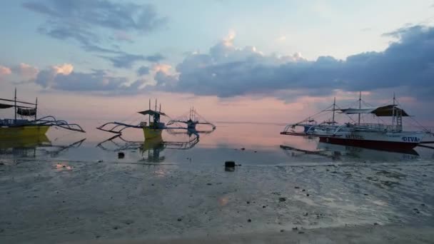 Fischerboote Bei Sonnenuntergang Auf Der Tropischen Strandinsel Hochwertiges Filmmaterial — Stockvideo
