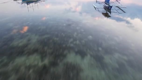 Fischerboote Bei Sonnenuntergang Auf Der Tropischen Strandinsel Hochwertiges Filmmaterial — Stockvideo