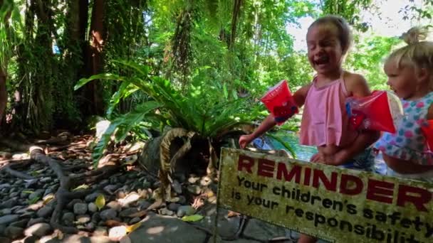 Plate Plate Reminder Gyermekek Biztonság Dzsungel Lányok Nővérek Kiváló Minőségű — Stock videók