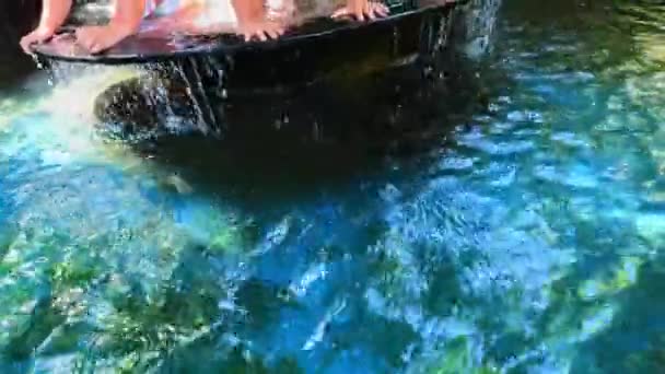 Bliźniaki Trojaczki Siostry Kąpiące Się Strojach Kąpielowych Tropikalnej Rzece Dżungli — Wideo stockowe