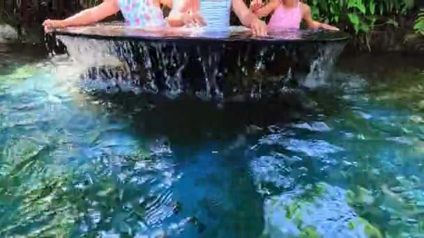 강에서 수영복을 목욕하는 쌍둥이 삼인조 물에서 삼인조 고품질 — 비디오