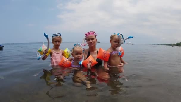 Mãe Filhas Mergulhar Oceano Imagens Alta Qualidade — Vídeo de Stock