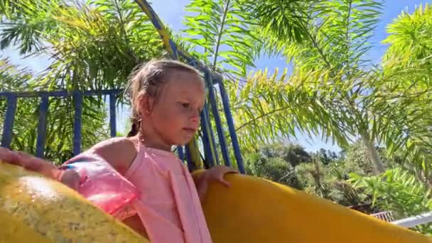 Crianças Nadando Piscina Parque Aquático Imagens Alta Qualidade — Vídeo de Stock
