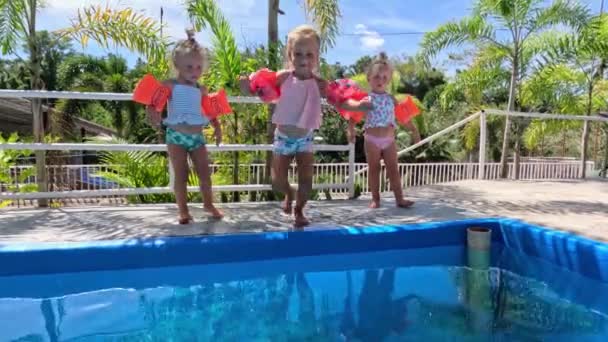 Niños Nadando Piscina Del Parque Acuático Imágenes Alta Calidad — Vídeos de Stock