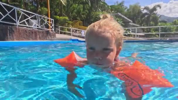 Děti Bazénu Aquaparku Vysoce Kvalitní Záběry — Stock video