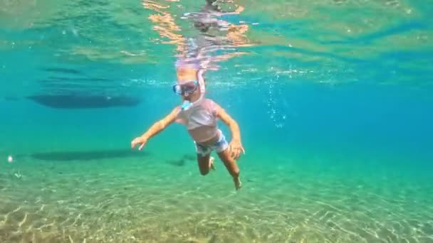 Gyermek Búvárkodás Óceán Kék Víz Kiváló Minőségű Felvételek — Stock videók