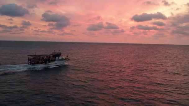 Schip Zeilen Zwarte Zee Bij Zonsondergang Abchazië Hoge Kwaliteit Beeldmateriaal — Stockvideo