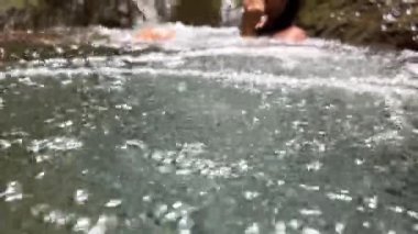 Tropikal ormanda nehirde oturan bir kız. Yüksek kalite 4k görüntü