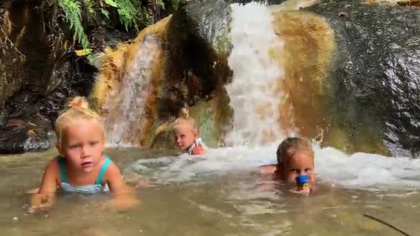 Malé Triplet Sestry Plavání Vodopádu Vysoce Kvalitní Záběry Trojčata Rodiny — Stock video