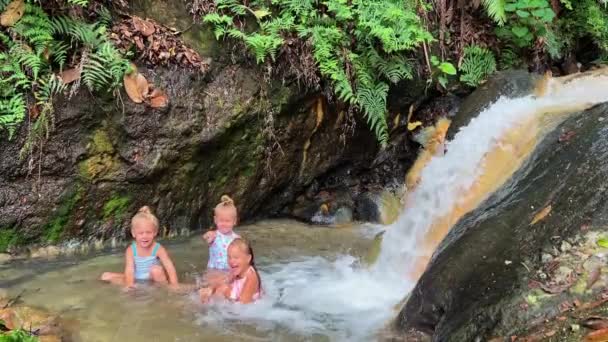 Petites Sœurs Triplet Nageant Dans Cascade Triplets Films Haute Qualité — Video