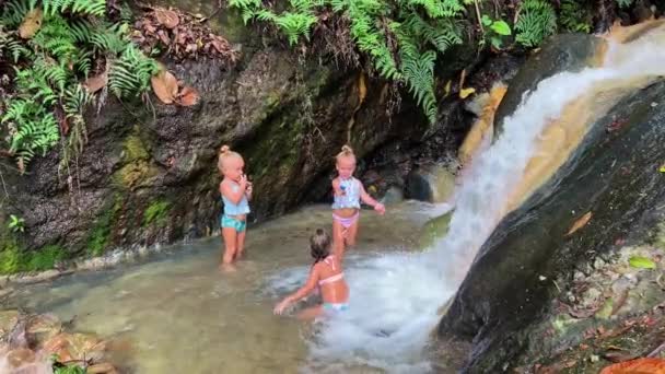 Pequenas Irmãs Tripletas Nadando Cachoeira Alta Qualidade Metragem Trigêmeos Família — Vídeo de Stock