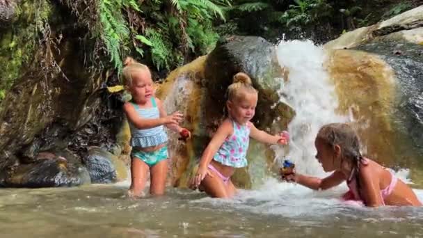Μικρές Αδερφές Τρίπλετ Κολυμπούν Στον Καταρράκτη Υψηλής Ποιότητας Πλάνα Τρίδυμα — Αρχείο Βίντεο