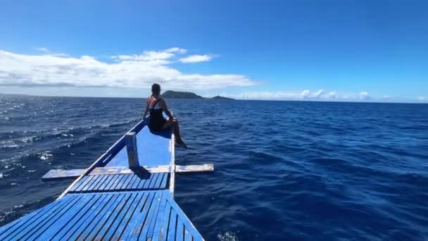Okyanusta Bir Yelkenlinin Pruvasında Oturan Kız Yüksek Kalite Görüntü — Stok video