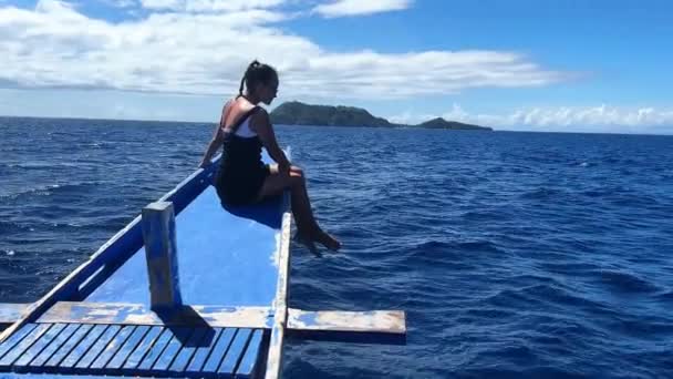 船に座った少女は海に浮かぶ帆船に座った 高品質の4K映像 — ストック動画